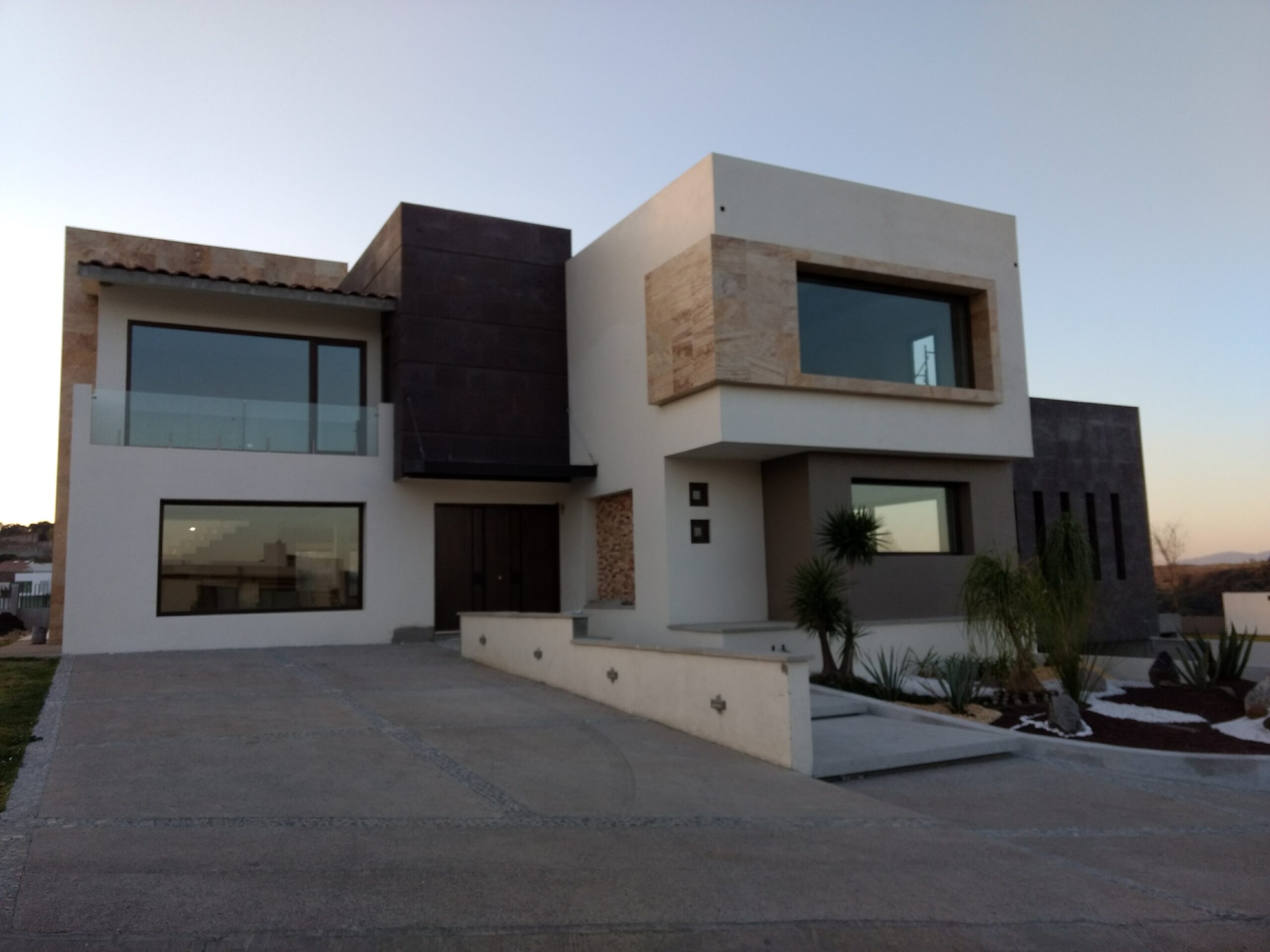 Detalle de herrajes y acabados en ventanas instaladas por ARQUIVENT